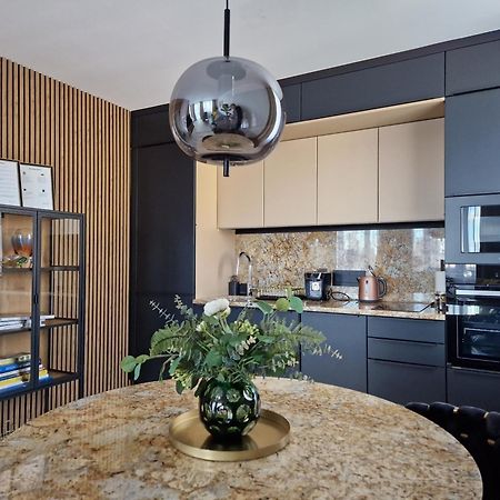 7Thheaven Centre Suite Free Parking In The Building Pressburg Exterior foto