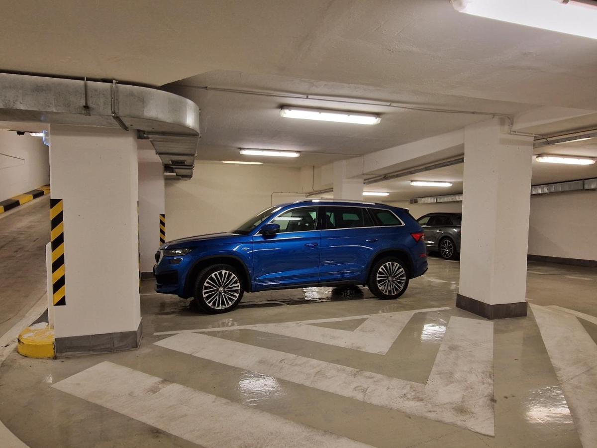 7Thheaven Centre Suite Free Parking In The Building Pressburg Exterior foto